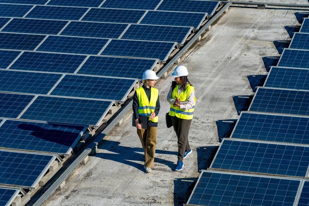 Indagine, presenza femminile nelle rinnovabili si ferma al 35%