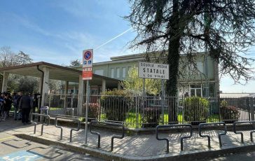 Insegnante accoltellata da studente a Bergamo migliorano condizioni uscita da terapia intensiva 364x230