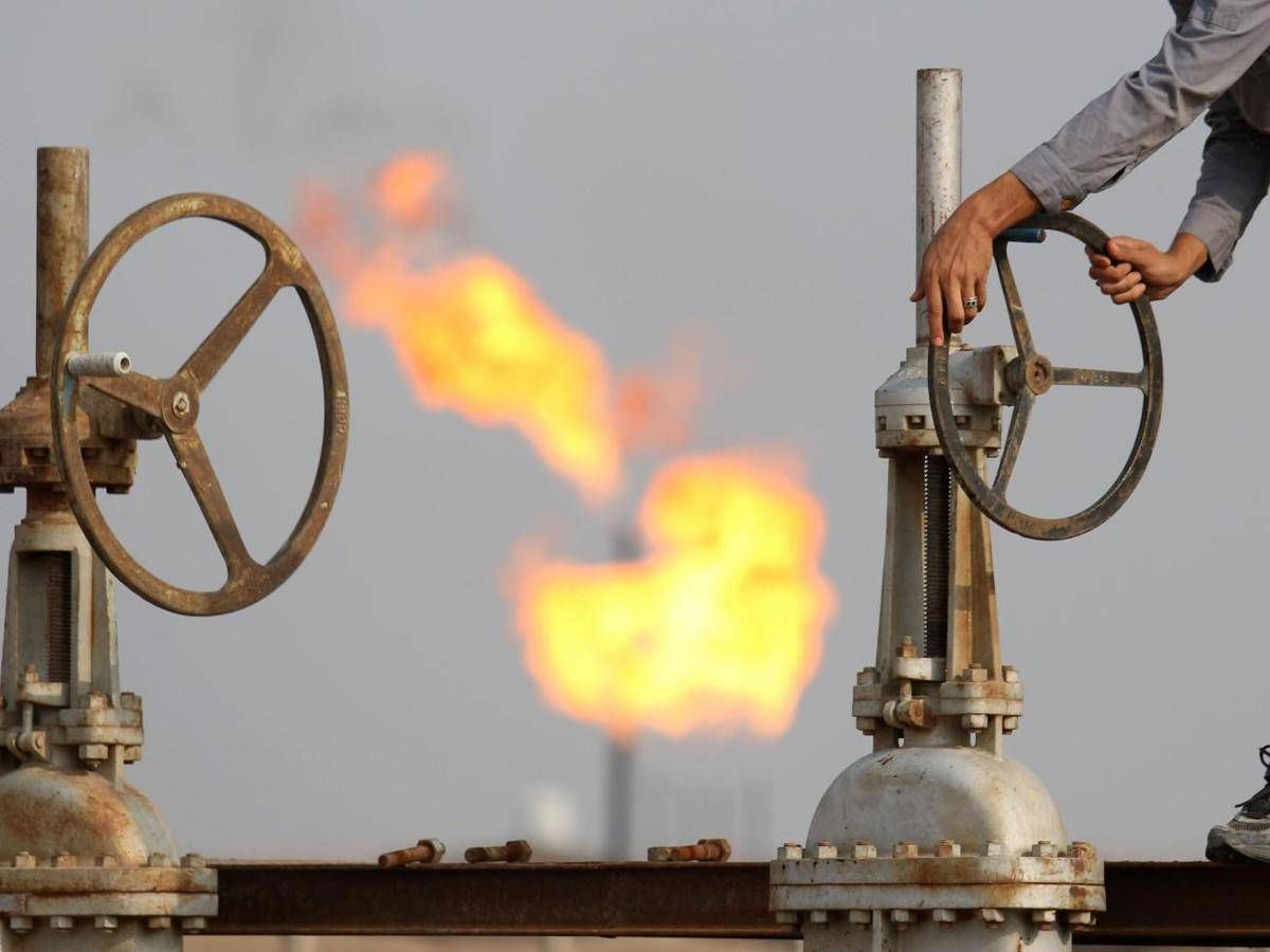 Iran, petrolio arriva a 105 dollari al barile: prezzo record da luglio 2022