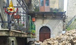 Maltempo Calabria crolla muro a ridosso di una chiesa nel Reggino auto travolte dai detriti 265x160
