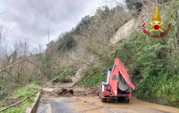 Maltempo in Calabria frane e strade allagate. Nel Vibonese crolla atrio in una scuola 364x230
