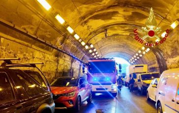 Maxi tamponamento in galleria sullautostrada A20 Messina Palermo coinvolti 80 mezzi 364x230