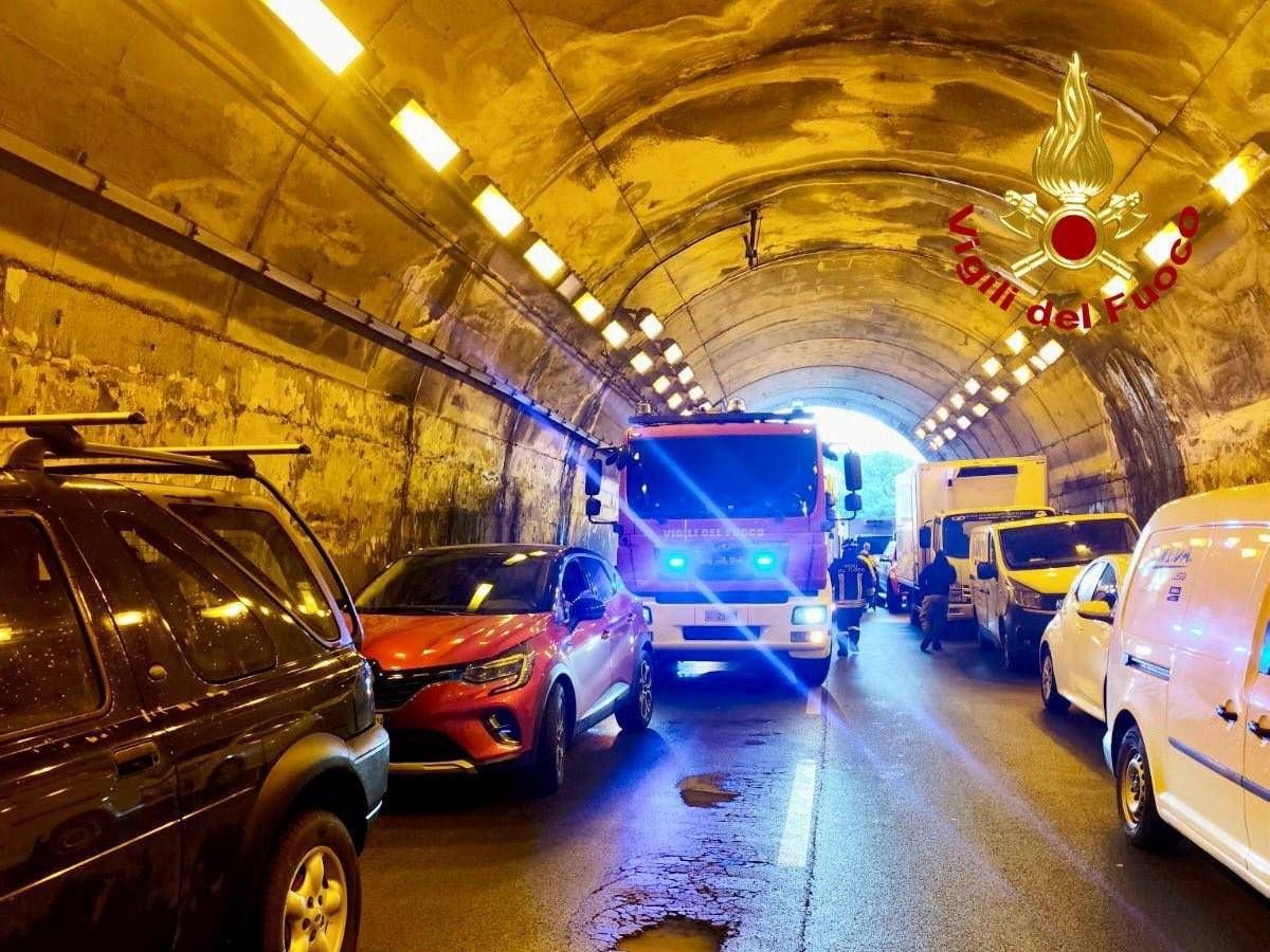 Maxi tamponamento in galleria sull'autostrada A20 Messina-Palermo, coinvolti 80 mezzi