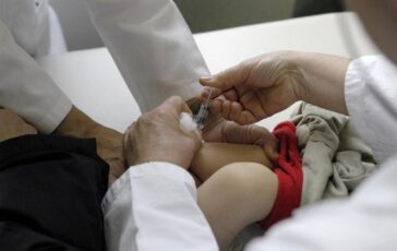 Meningite allarme MenB in Uk. Board Calendario per la vita Serve strategia nazionale adolescenti 364x230