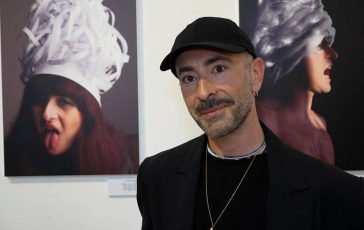 Mostre il curatore Amatulli Turbanti celebra larte di essere se stessi 364x230