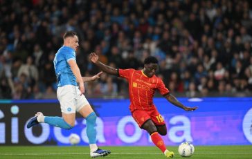 Napoli Lecce Banda si accascia a terra per un malore. Cose successo 364x230