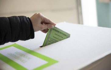 Referendum in tv volano gli speciali sul voto e Mentana fa il botto 364x230