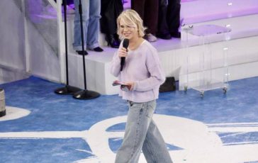 rivoluzione nel serale di amici i giudici saranno 4 e sui social e caccia al nome 2