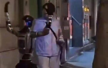 robot stalker segue e molesta donna di 70 anni a macau lepisodio diventa virale 2