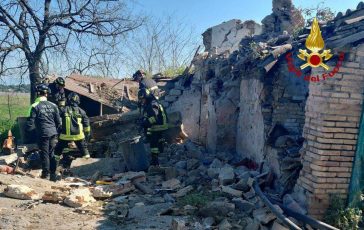 roma crolla casolare abbandonato al parco degli acquedotti due morti 2