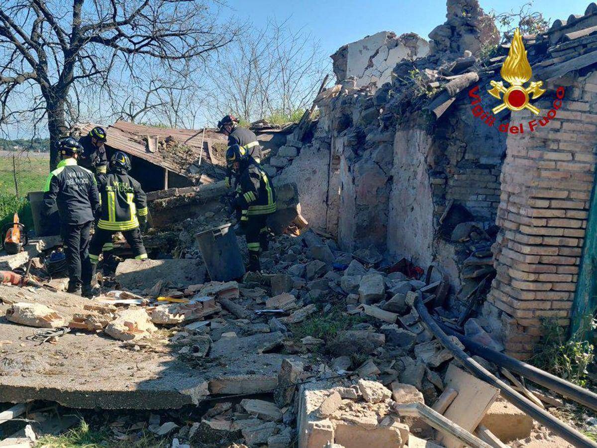 Roma, crolla casolare abbandonato al parco degli Acquedotti: due morti