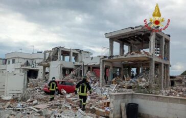 roma esplosione a piana del sole coinvolte tre villette 2 feriti gravi 2