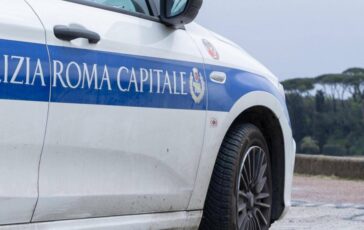 Roma scontro tra autocarro e moto in via Ardeatina muore un 43enne 364x230