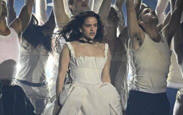 Rosalia sta male interrotto concerto a Milano 364x230