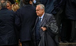 Scritta choc contro Lotito sul muro di una chiesa Solo qui sei benvenuto coi piedi davanti 265x160