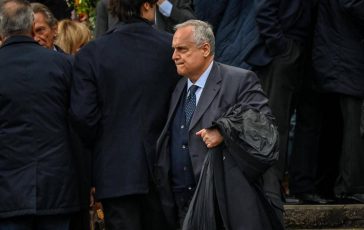 Scritta choc contro Lotito sul muro di una chiesa Solo qui sei benvenuto coi piedi davanti 364x230
