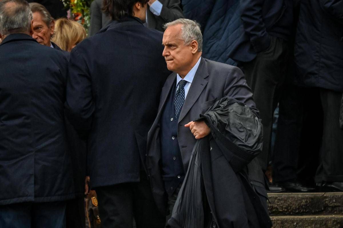 Scritta choc contro Lotito sul muro di una chiesa: "Solo qui sei benvenuto, coi piedi davanti"