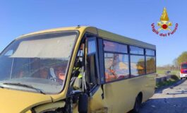 Scuolabus con 10 bambini contro auto nel Pavese feriti conducenti 265x160