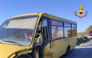 Scuolabus con 10 bambini contro auto nel Pavese feriti conducenti 364x230