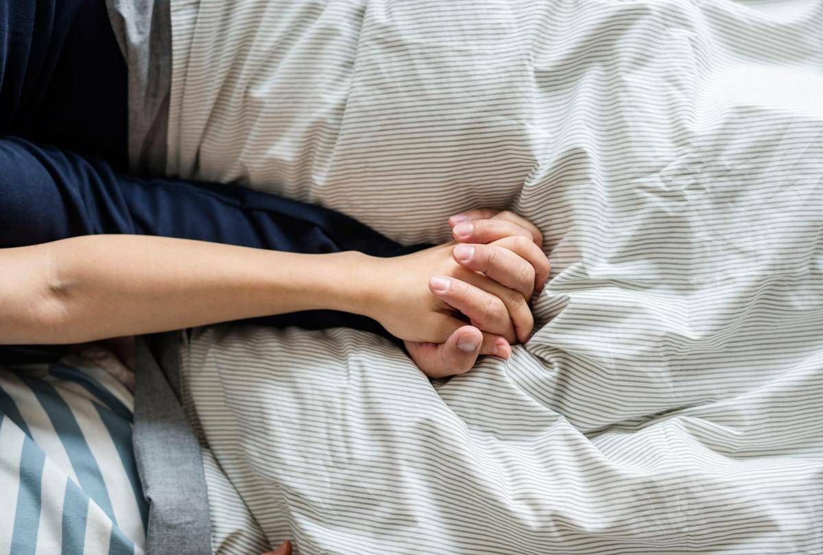 Sesso, lui a letto con l'App: l'aiuto digitale che allunga i tempi dell'amore