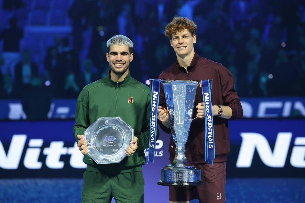 Sinner e l'abbraccio con Alcaraz a Miami: i complimenti di Carlos per il trionfo a Indian Wells