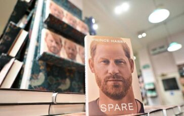 Spare di Harry e il libro piu letto. nei bagni di tutta la Gran Bretagna 364x230