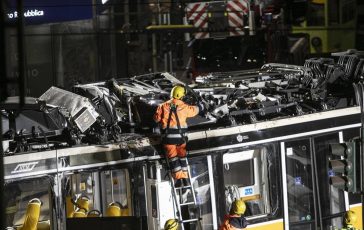 Tram deragliato a Milano Procura al lavoro per ricostruire secondo per secondo il tragitto le ipotesi 364x230