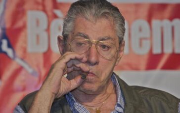 Umberto Bossi da Roma ladrona a La Lega ce lha duro anatomia del linguaggio del Senatur 364x230