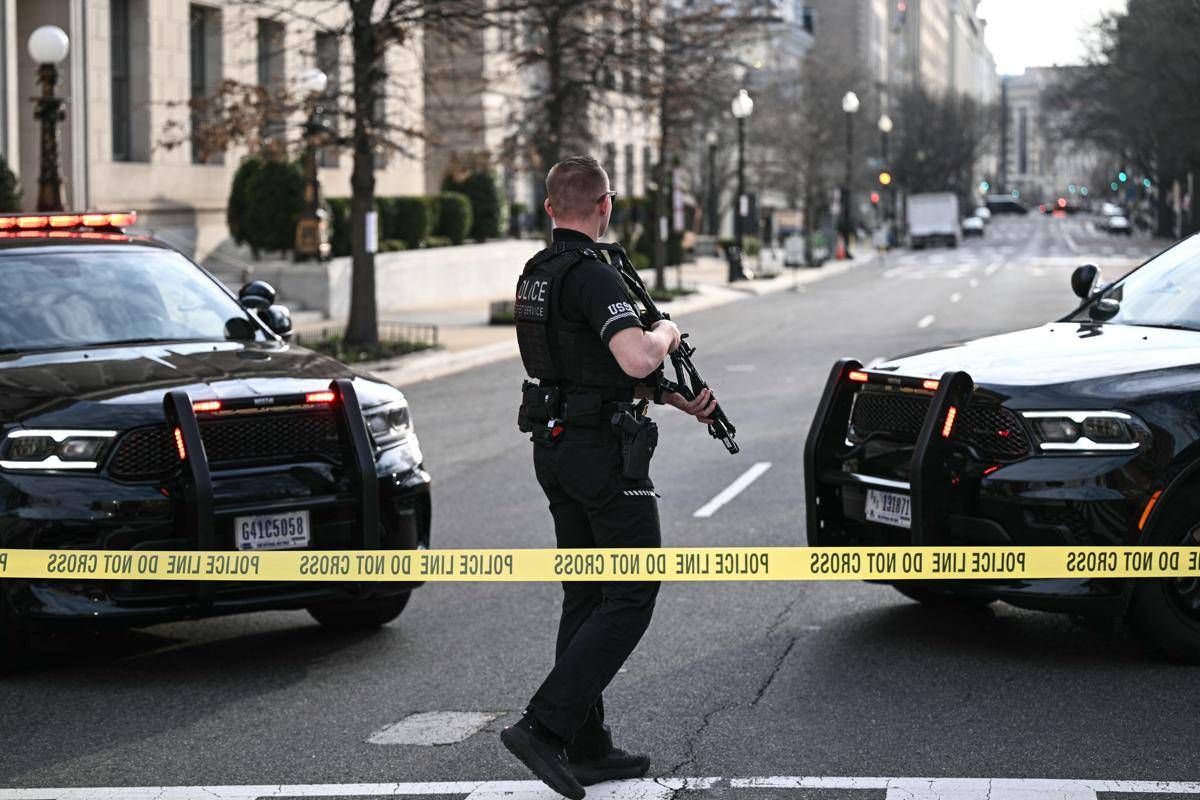 Usa, camion sfonda transenne Casa Bianca: nessun ferito, autista arrestato