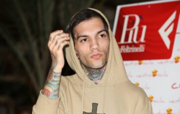 001-dietro-addio-mancanza-affetti-non-poteva-restare