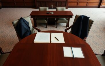 crisi di governo dopo il referendum meloni elogia delmastro e bartolozzi e sollecita una scelta simile da santanche 1774380466 364x230