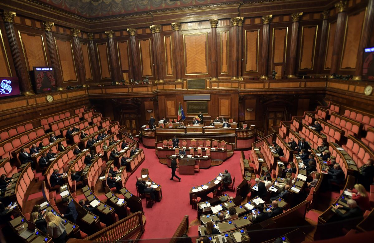 https://static.adhubmedia.com/notizie_it/wp-content/uploads/2026/03/decreto-fiscale-rinvio-della-tassa-sui-pacchi-extra-ue-tutte-le-novita-del-provv-5e3d3c0b.jpg