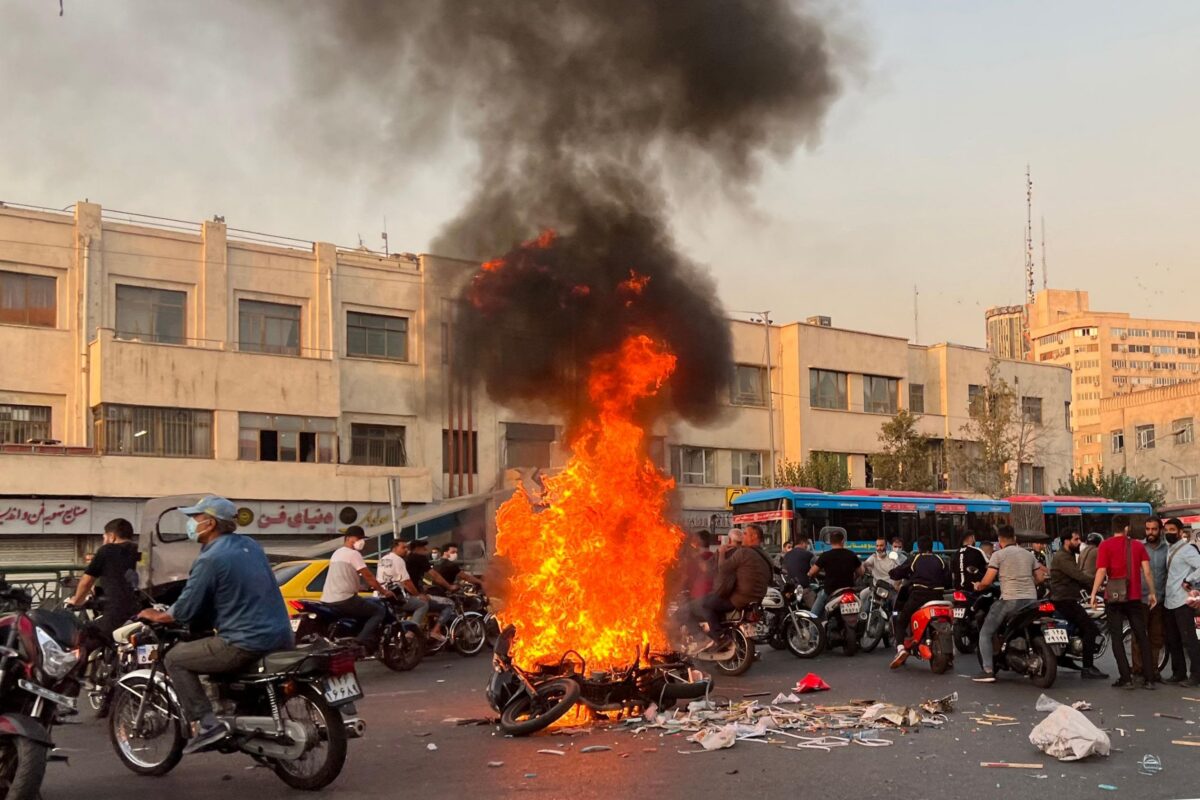 Gli iraniani pagano il conto: vittime di una leadership ostile