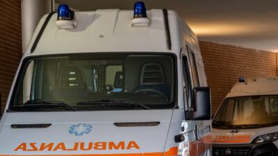 Grave incidente durante il maltempo, suv contro guardrail e una casa: ambulanze in emergenza