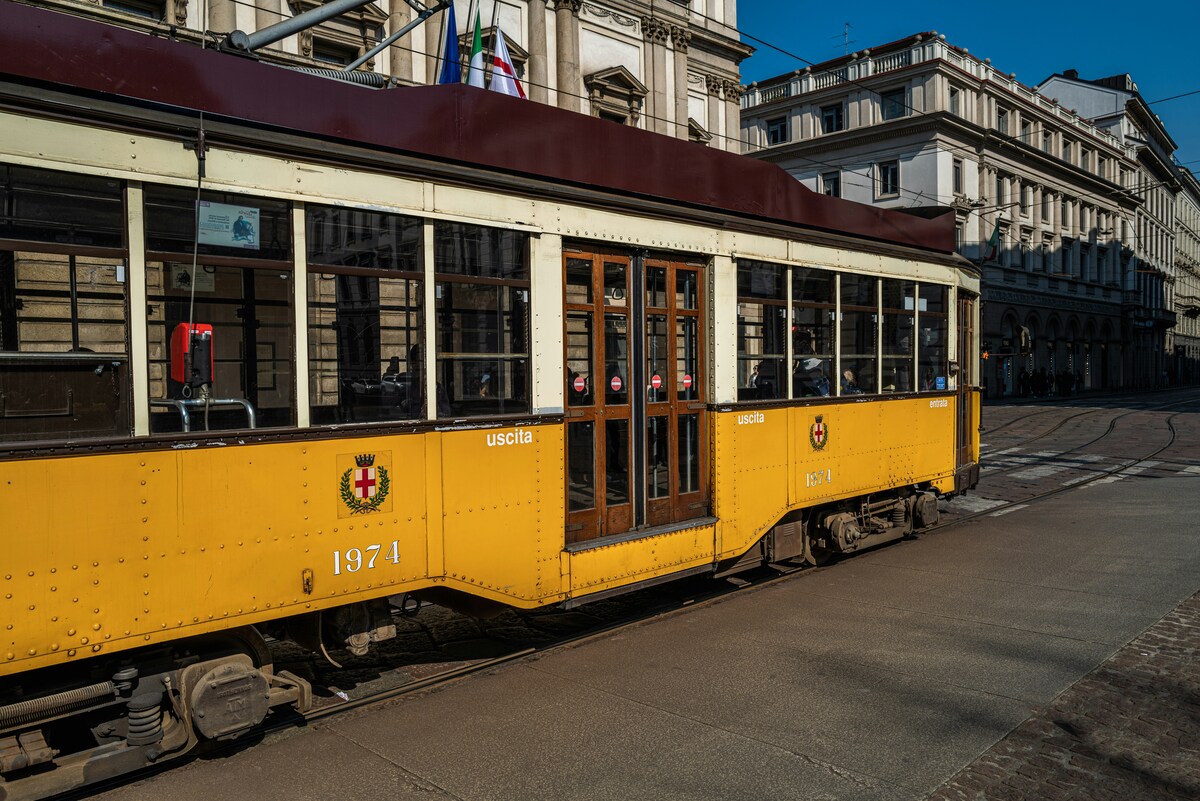 Milano, tram 27 prende fuoco in via Marco Bruto: fumo e panico a bordo