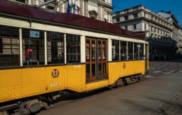 deraglia tram milano