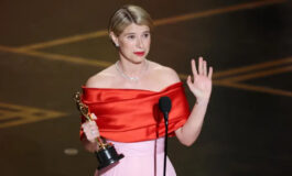 Jessie Buckley durante il discorso di accettazione dell’Oscar come migliore attrice protagonista per la sua interpretazione in Hamnet, Dolby Theatre, Los Angeles, 15 marzo 2026 (foto Ansa)