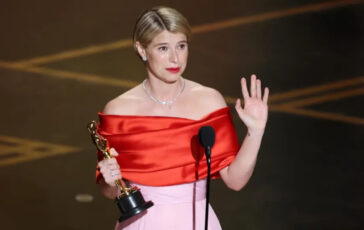 Jessie Buckley durante il discorso di accettazione dell’Oscar come migliore attrice protagonista per la sua interpretazione in Hamnet, Dolby Theatre, Los Angeles, 15 marzo 2026 (foto Ansa)