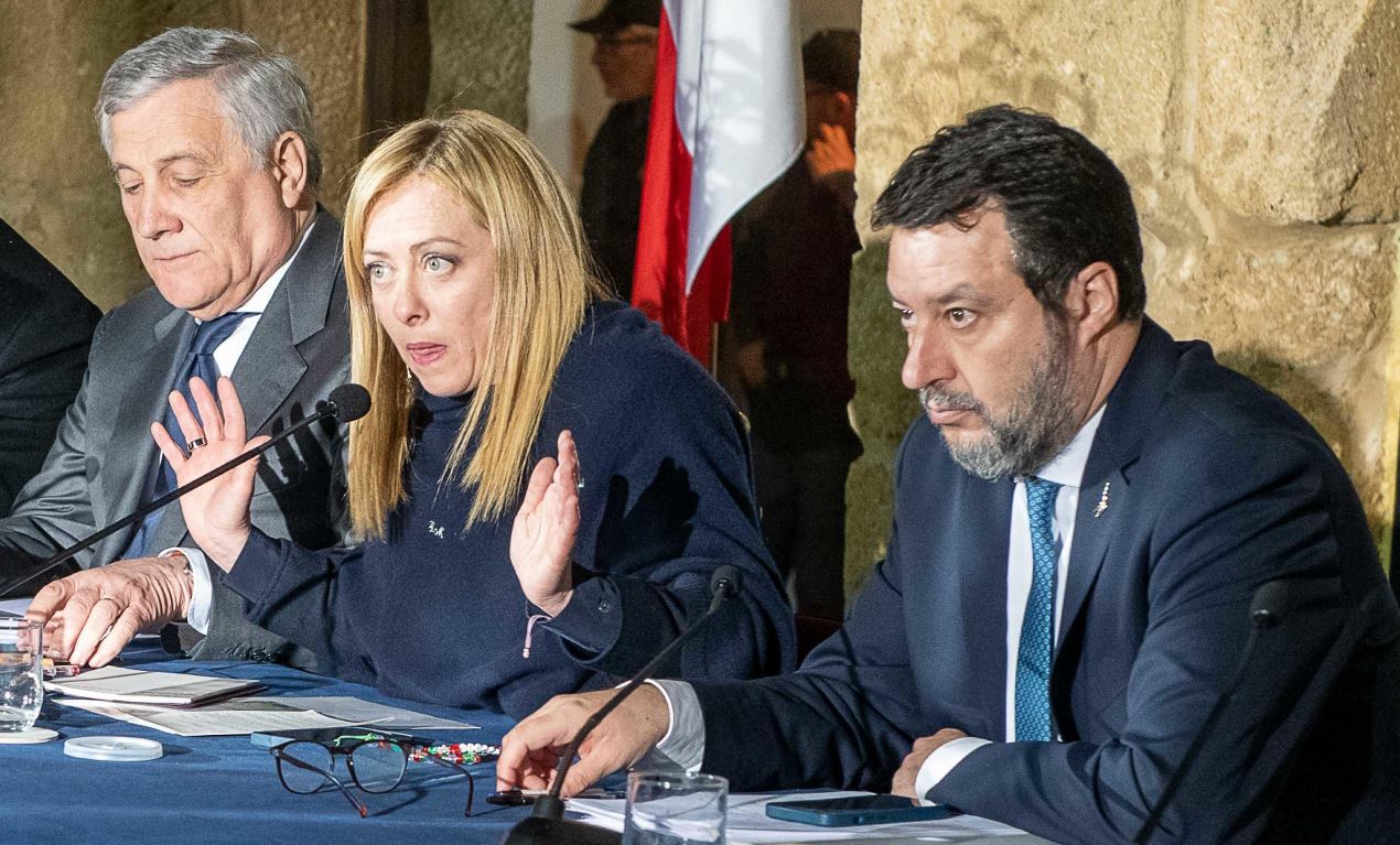 https://static.adhubmedia.com/notizie_it/wp-content/uploads/2026/03/meloni-salvini-tajani.jpg