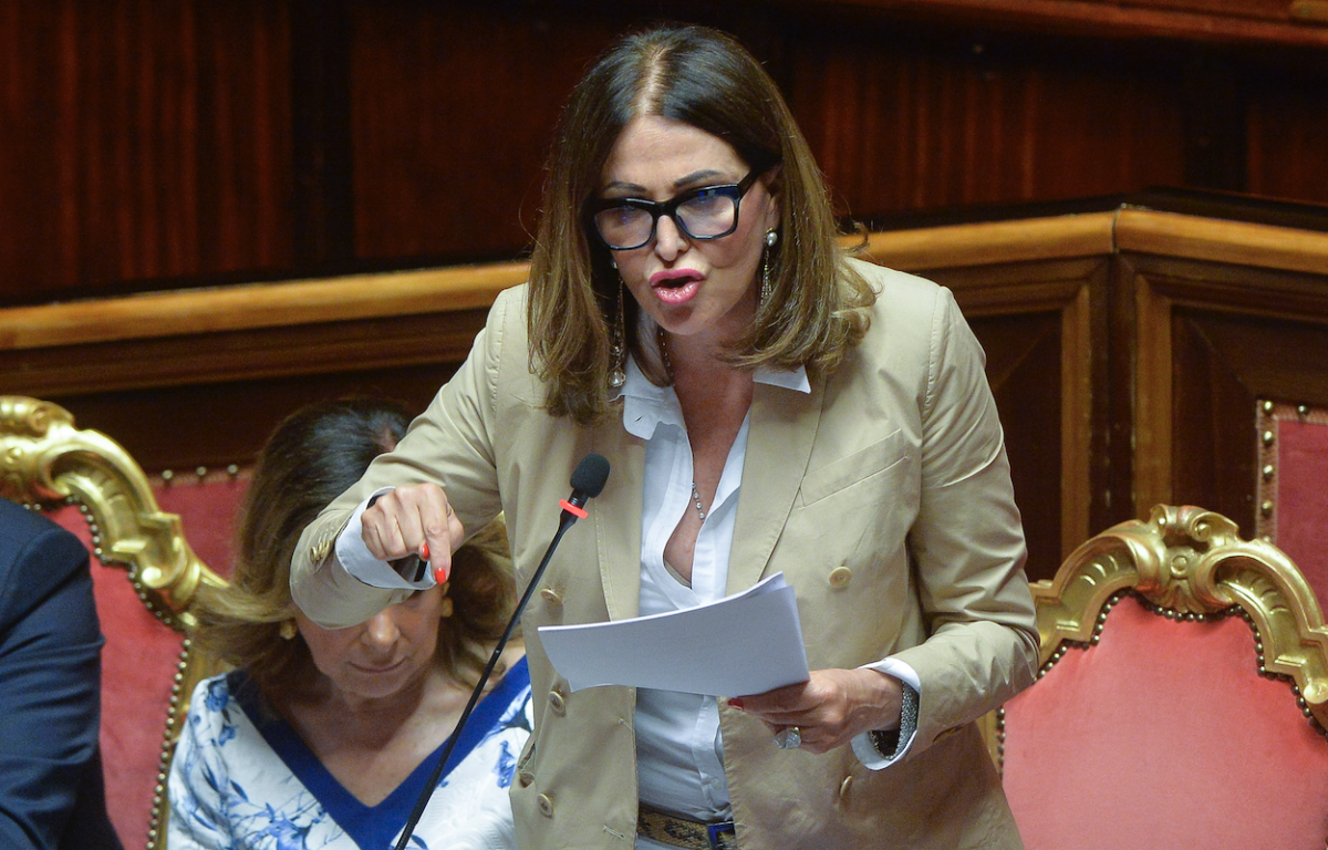 Daniela Santanché, perché non vuole dimettersi dal ruolo di ministro