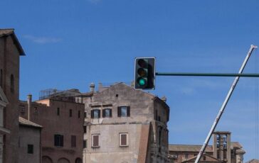 A Roma semafori con luce bianca per auto a guida autonoma Patane Sono fake news 364x230