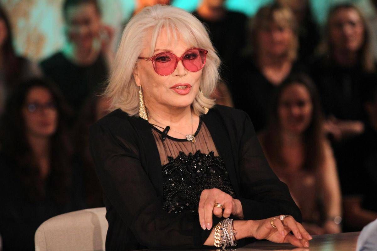 Amanda Lear a Belve: "Dalì era impotente, Bowie? Faceva un po' schifo..."