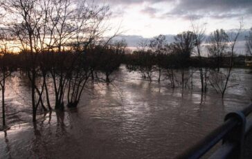 Ancora maltempo sullItalia oggi allerta rossa in Abruzzo Molise e Puglia 364x230