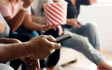 Ascolti tv Uno Sbirro in Appennino su Rai1 vince con 237 364x230