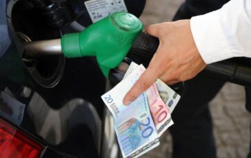 Benzina e diesel prezzi carburanti scendono ancora 364x230