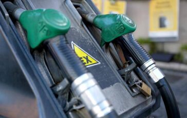 Benzina i prezzi di oggi gasolio supera i 21 euro al litro 364x230