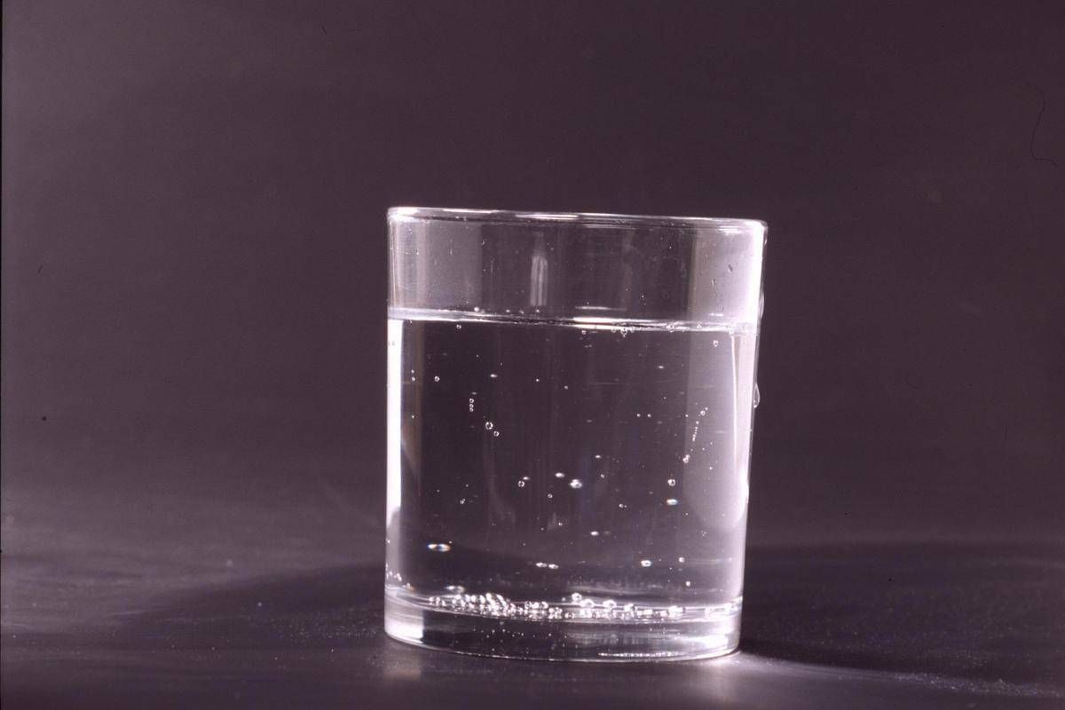 Bere acqua calda al mattino o alla sera? Medico-nutrizionista: "Non è pozione miracolosa, ma un supporto all'equilibrio interno"