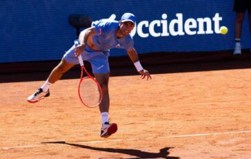 Borges serve dal basso sul match point Etcheverry offeso. E Barcellona fischia 364x230