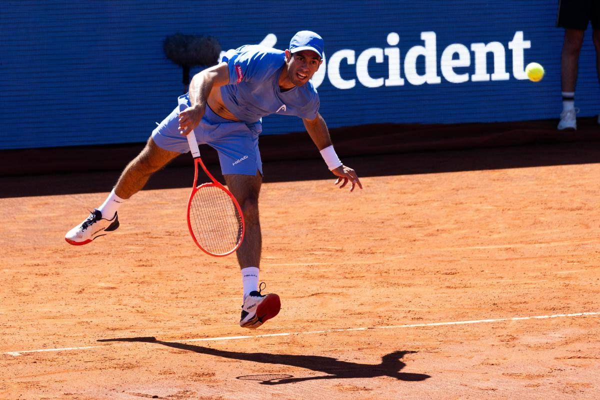 Borges serve dal basso sul match point, Etcheverry 'offeso'. E Barcellona fischia