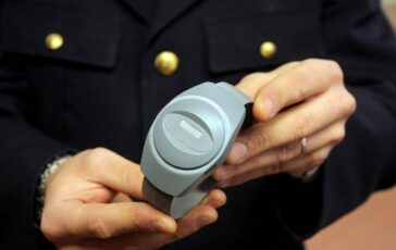 Braccialetti elettronici linee guida Commissione du femminicidio approva relazione 364x230